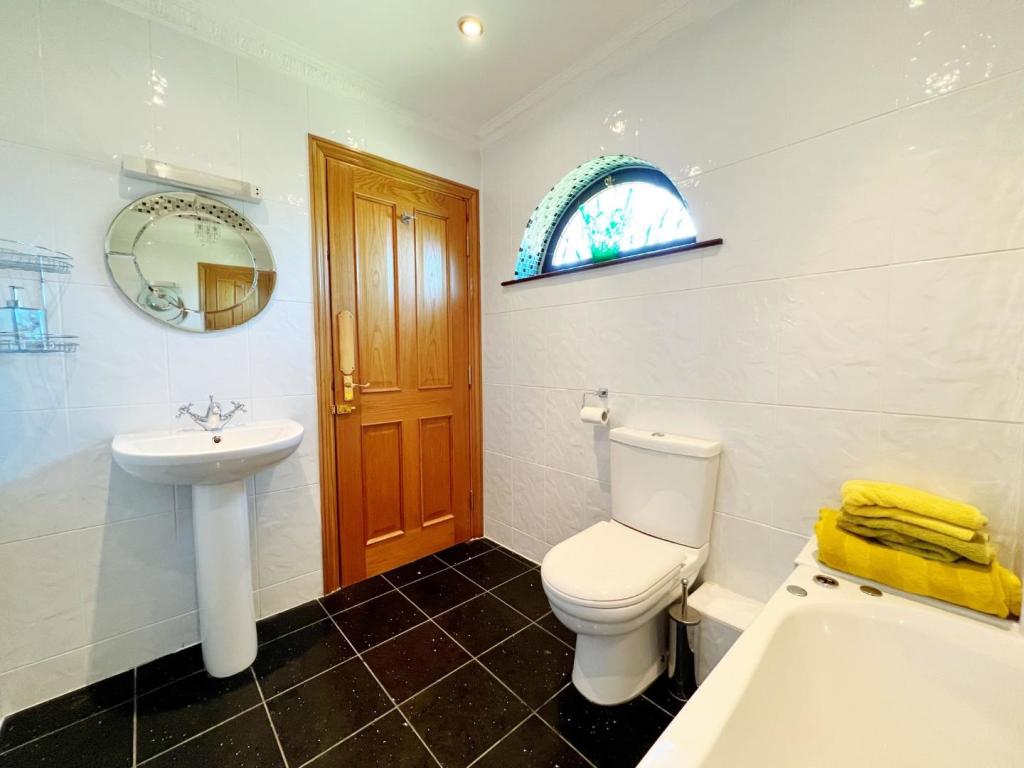 Bathroom 2 pic 2.jpg