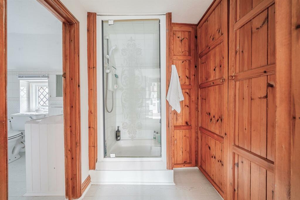 en-suite shower.jpg
