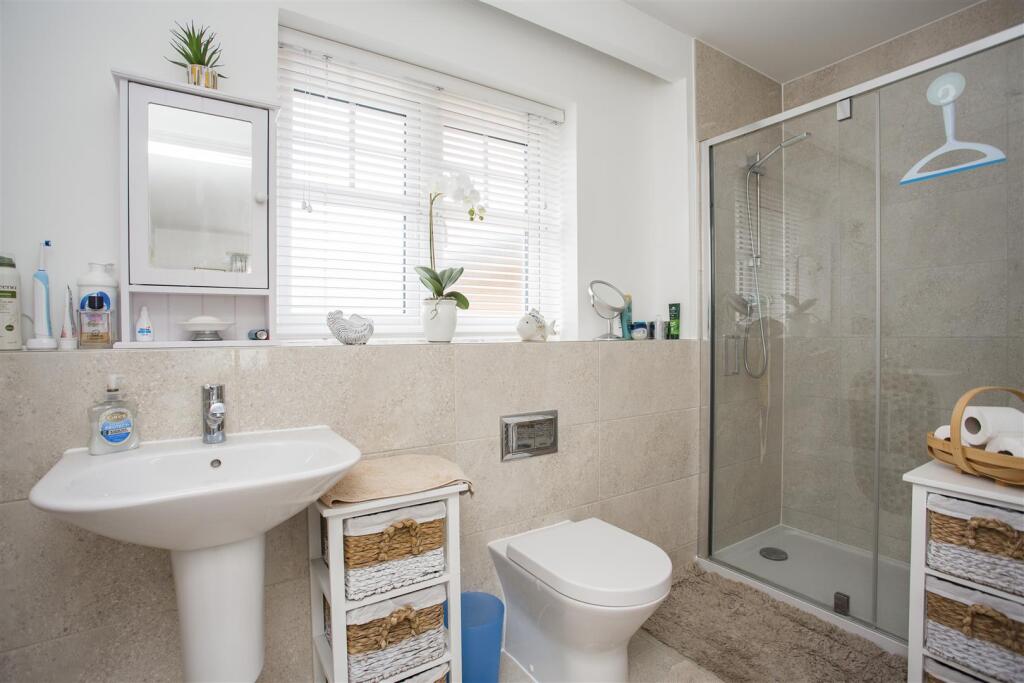 MASTER  BEDROOM EN SUITE SHOWER ROOM