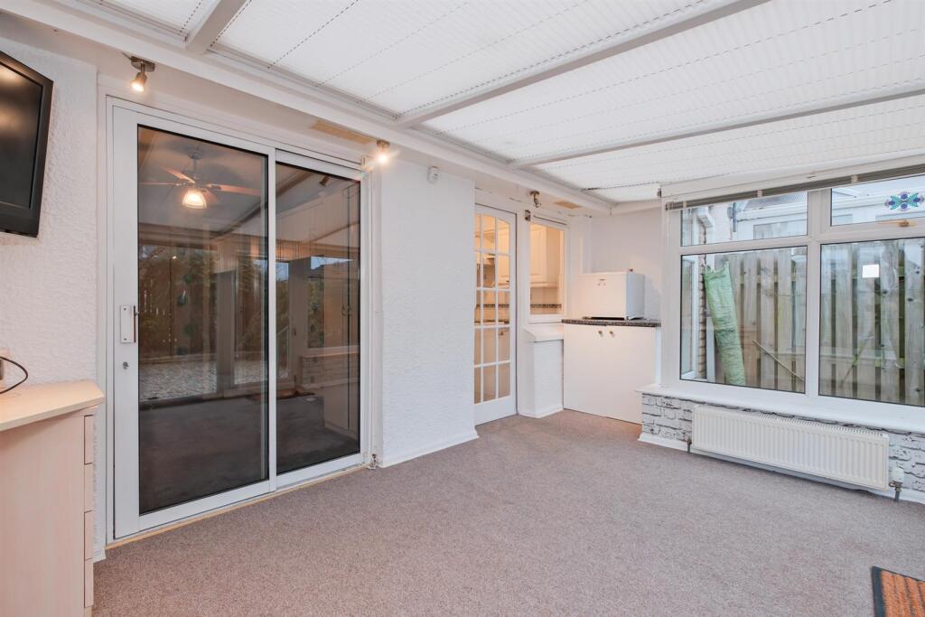 024-3 East Ave, Carluke ML8 5TS.jpg