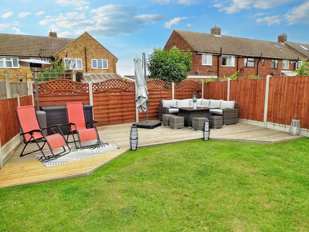 FEATURE DECKING PATIO