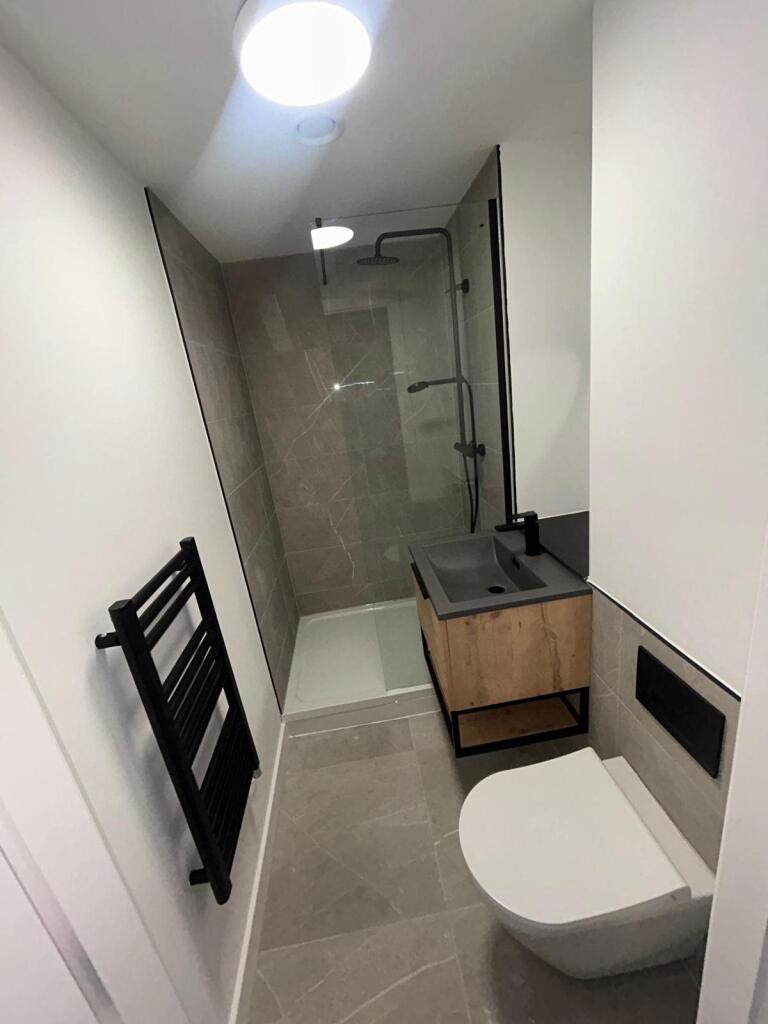 EN SUITE
