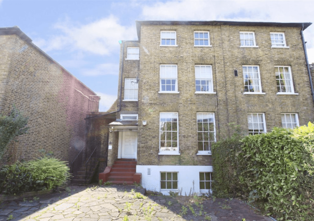 A spacious one bedroom first floor flat in uxbrid