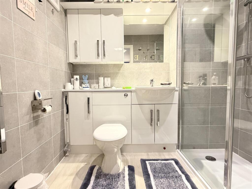 SHOWER ROOM/WC