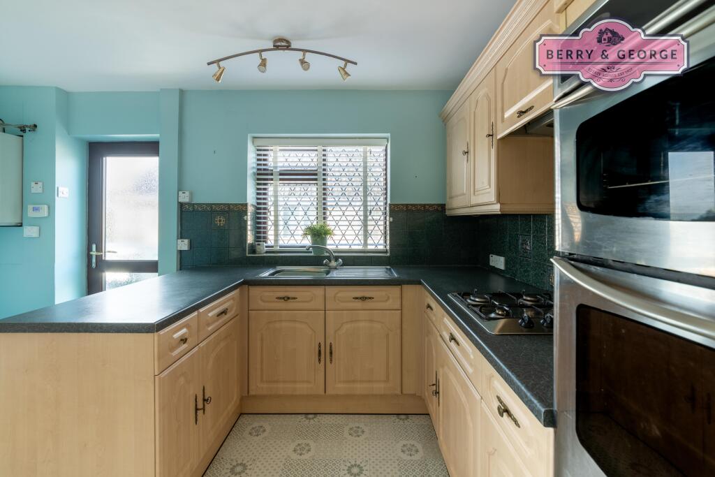 KITCHEN / BREAKFAST