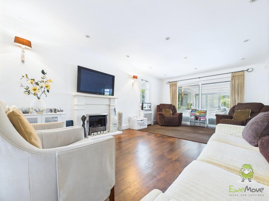 CAM01543G0-PR0141-STILL033