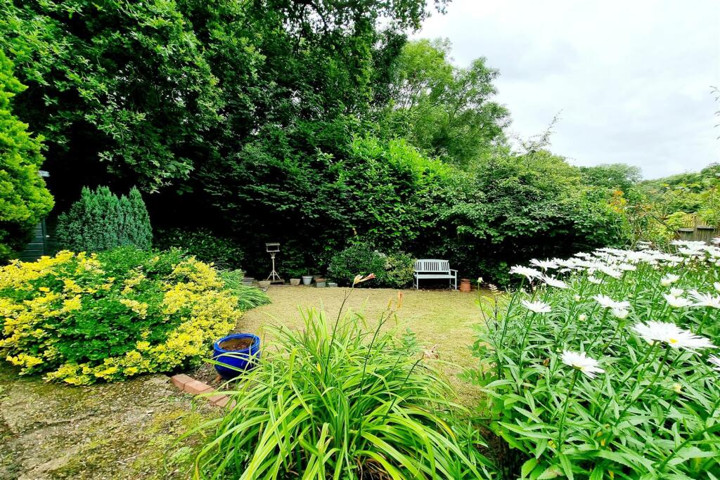 AMAZING REAR GARDEN: PIC. 1