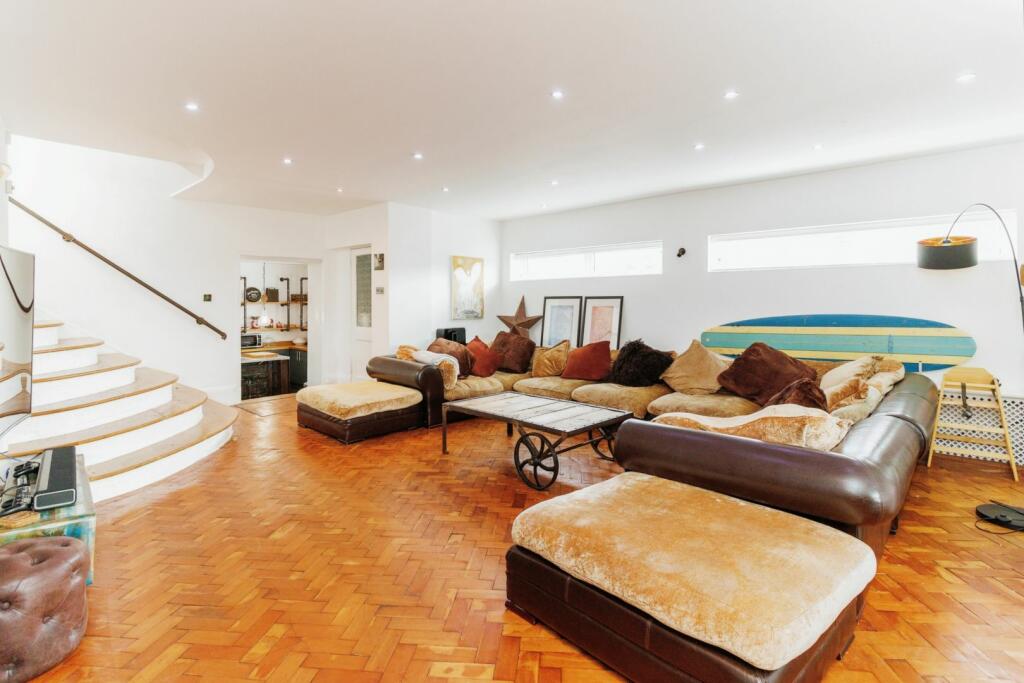 Lounge/Dining Room