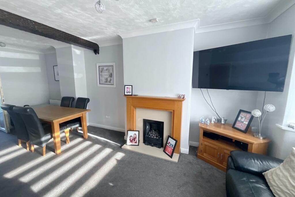 living room/diner