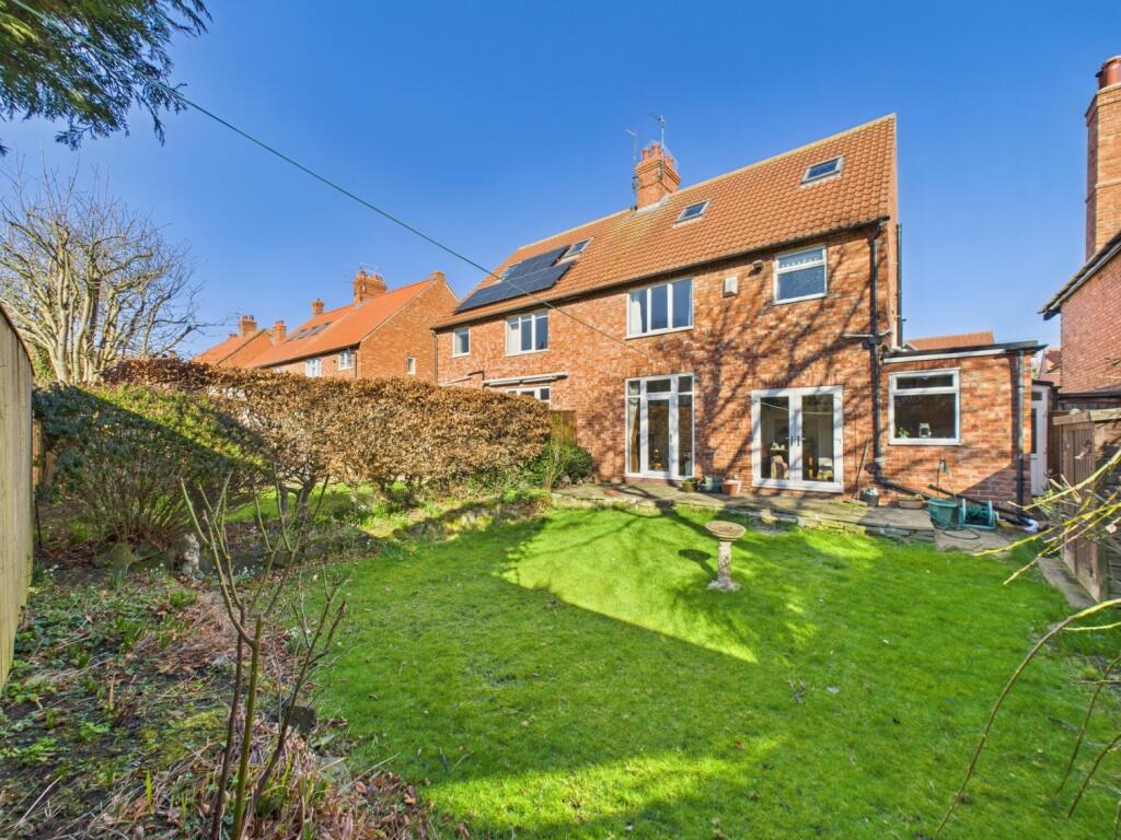 CAM02195G0-PR0066-STILL038