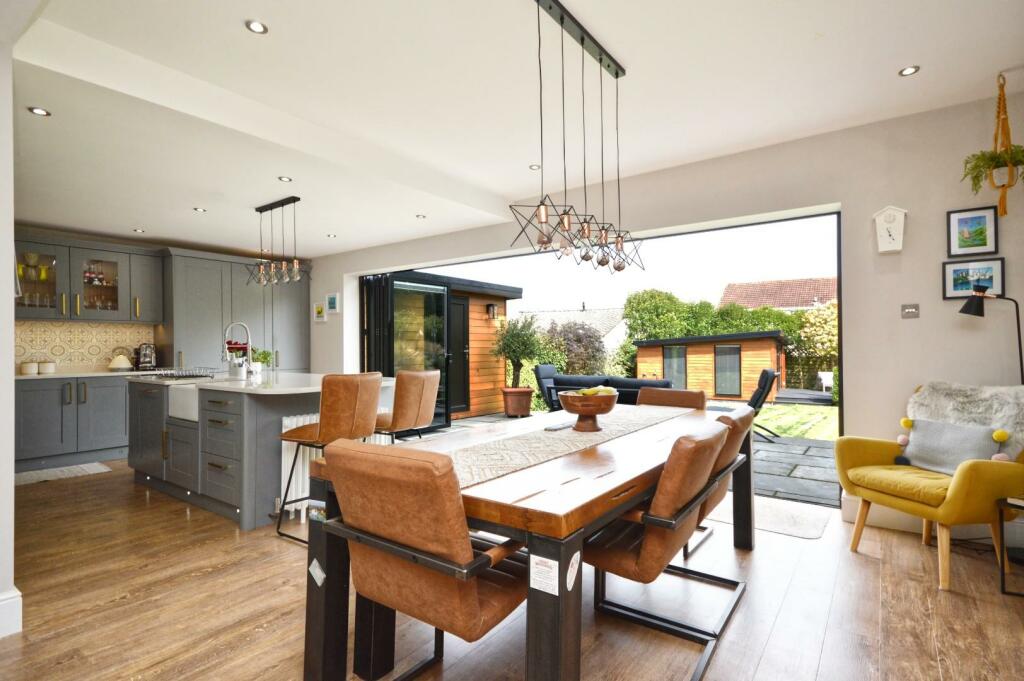 Open Plan L-Shaped Kitchen/Dining/Family Room