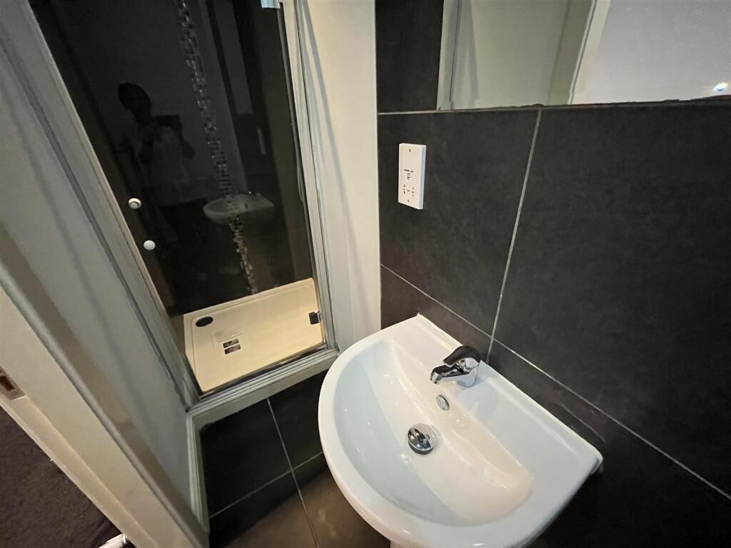 Room 2 Ensuite