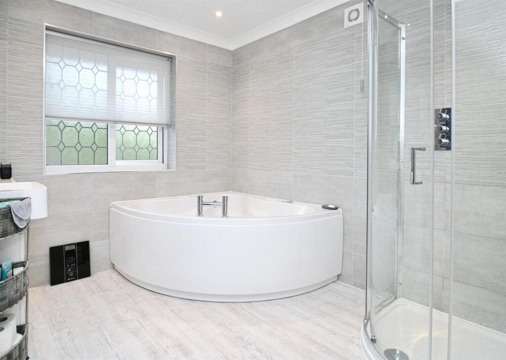 c6101c91-BATHROOM 201.JPG