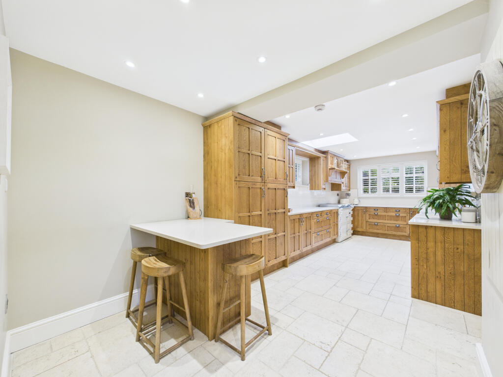 CAM01354G0-PR0600-STILL014