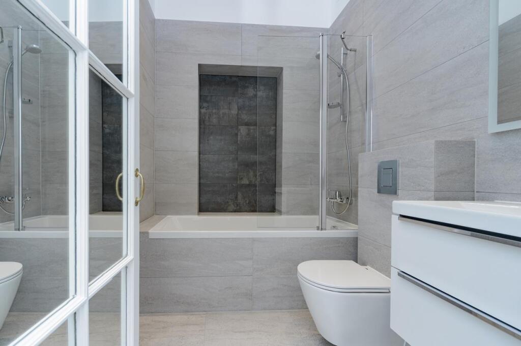 W BATHROOM 2.jpg