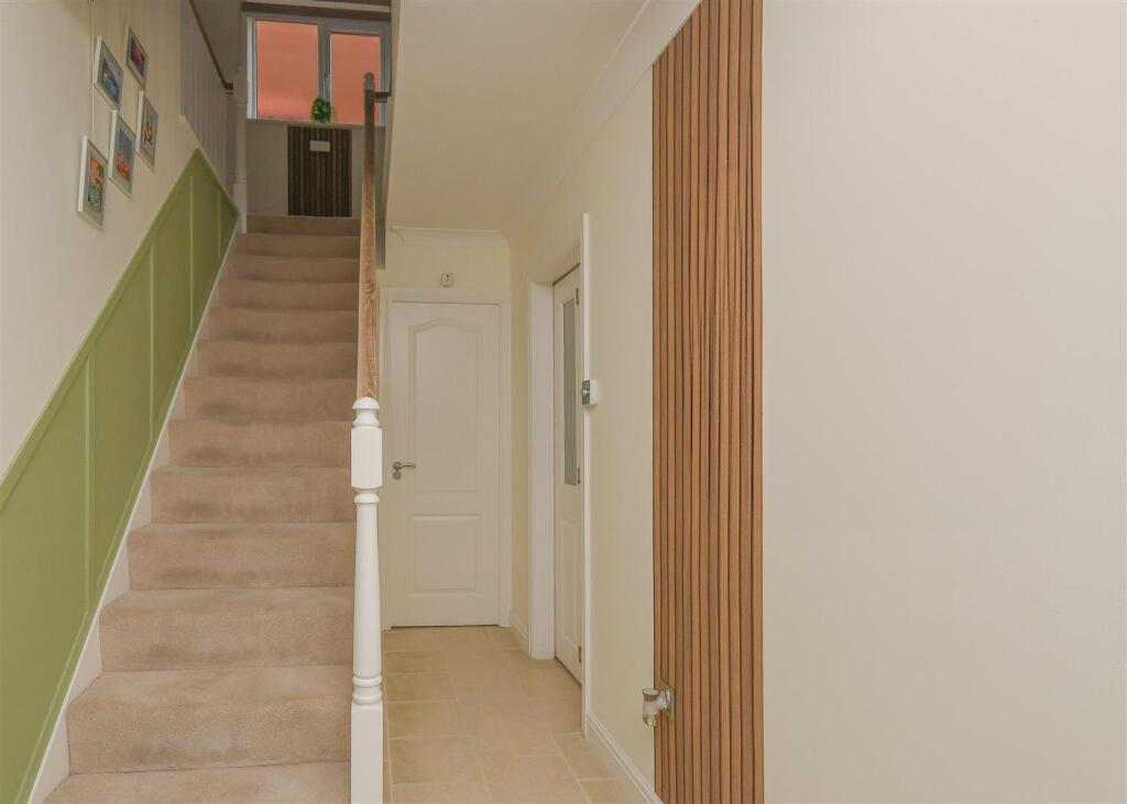 7 Griffiths Drive - Hall.jpg
