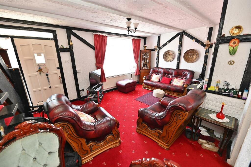 Lounge/Dining Area