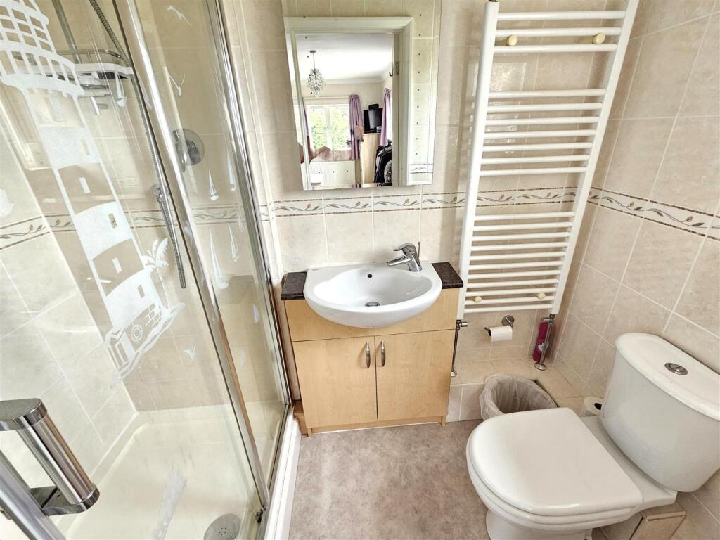 En Suite to Bed 5 or 6.jpg