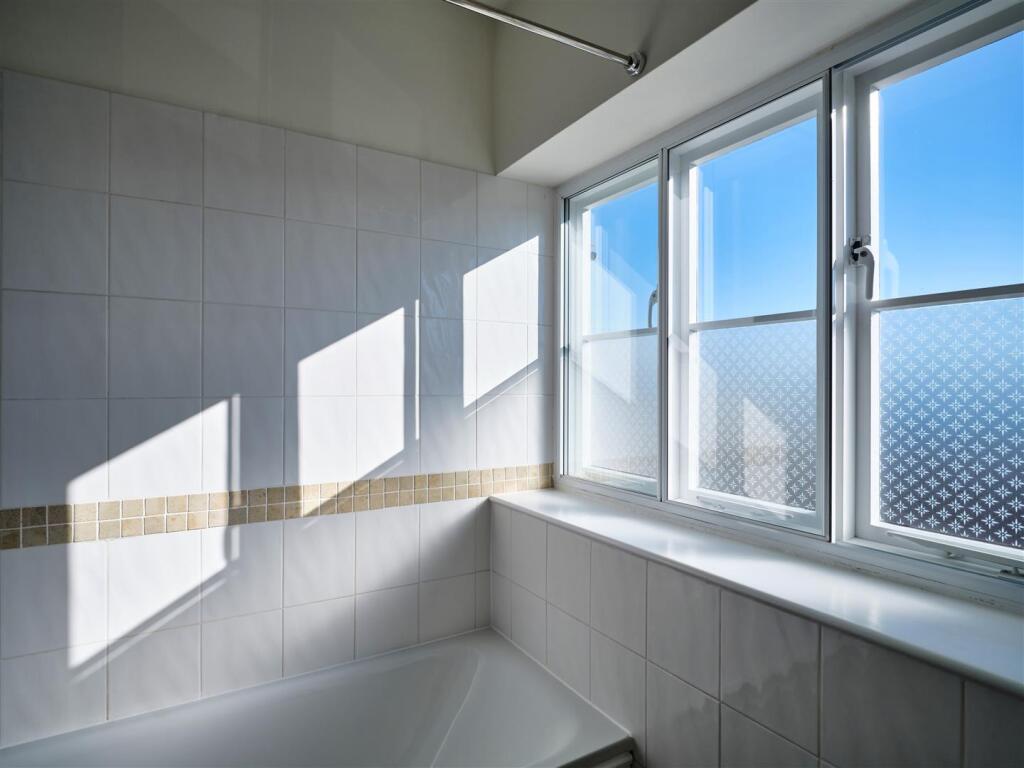Upper Bathroom 2.jpg
