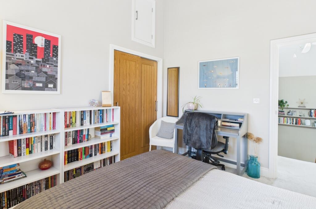 CAM02519G0-PR0244-STILL038