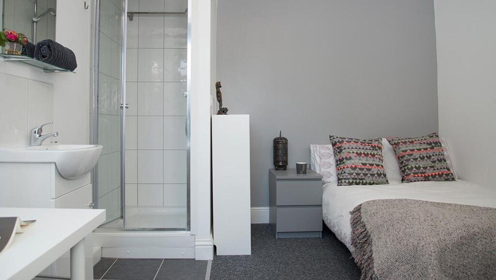 7-bed-student-house-hudson-road-portsmouth-(24).jp