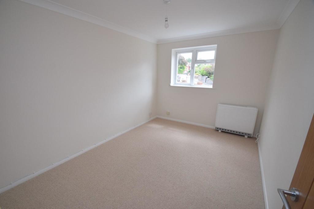 2 Broad Lawns De Roos Road bedroom.JPG