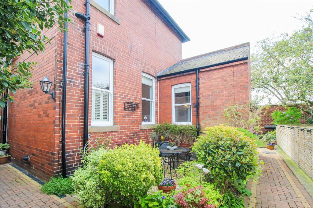 FLAT 3 GRAVELLED AREA