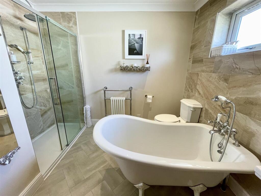 13. bathroom.jpg