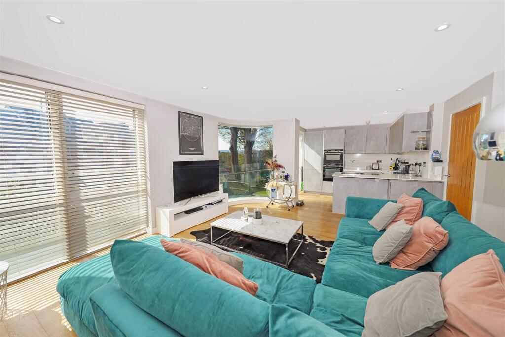 Upper Drive lounge-1dp1.jpg