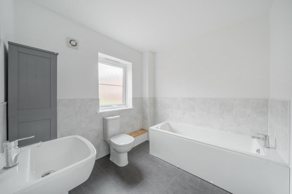 10 - Bathroom - F...