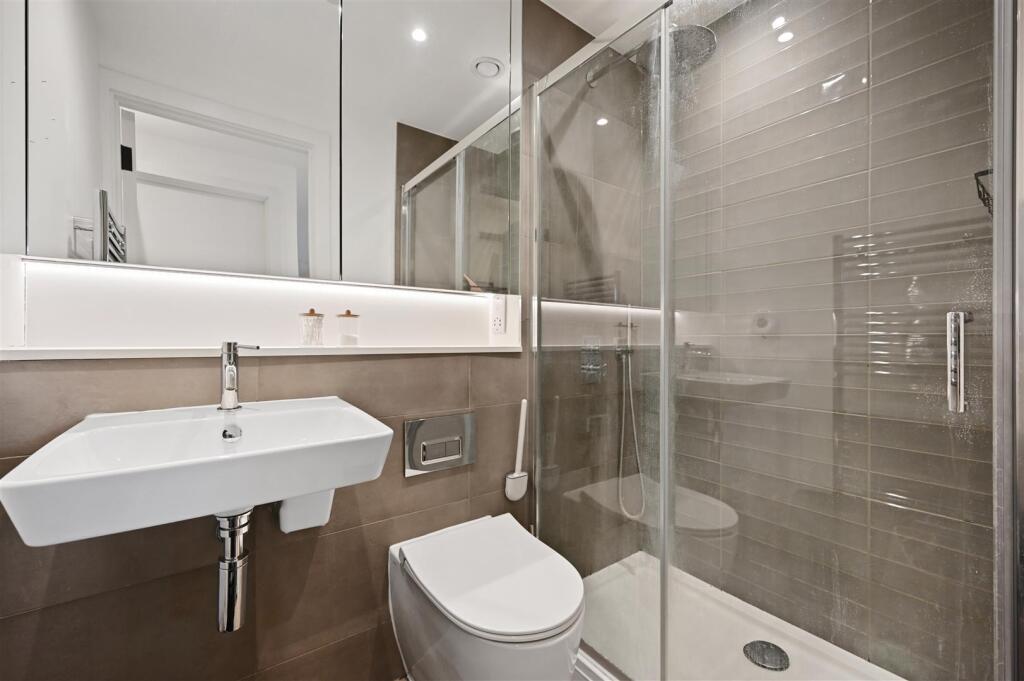 BCAR - Kings Court -  Shower (4).JPG