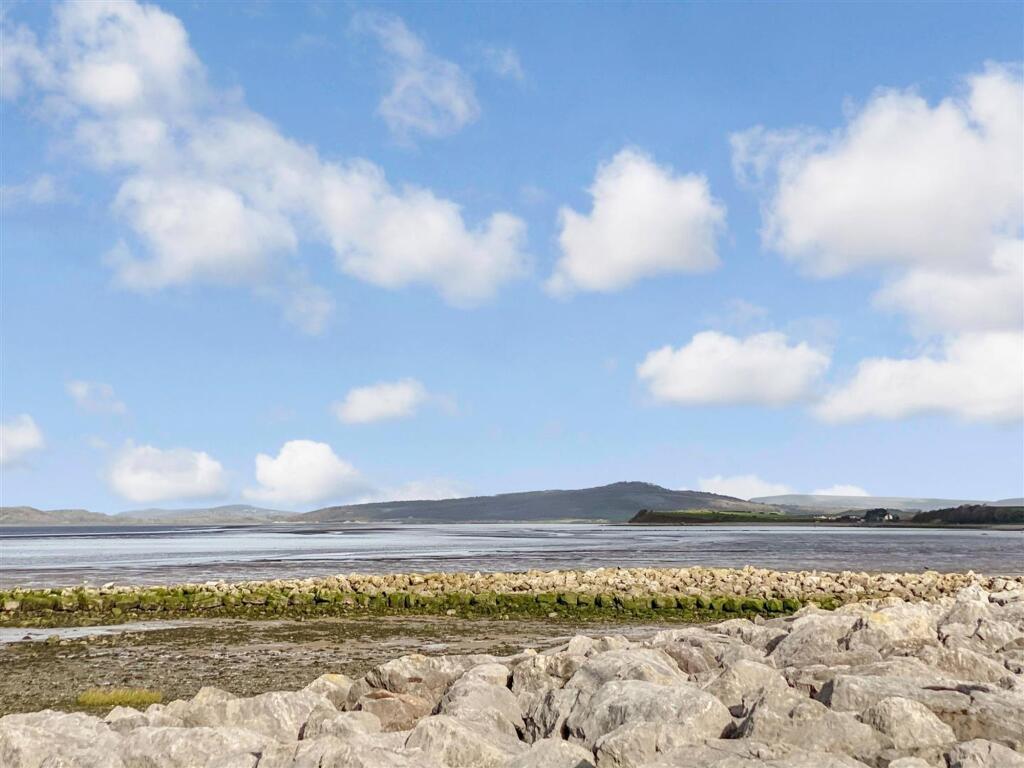 The shore is just a 10 minute stroll