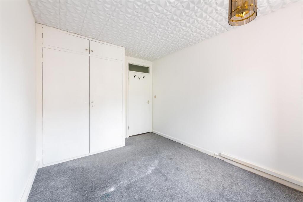 Flat 11 Cromwell Court-6.jpg