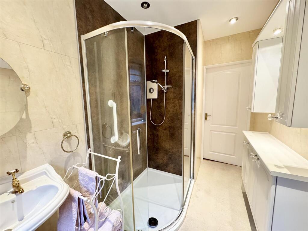 SHOWER ROOM