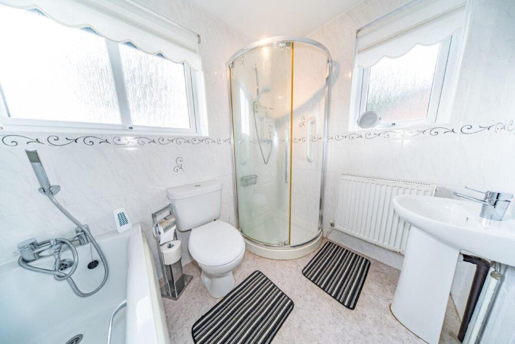 6 Green Road bathroom 2.jpg