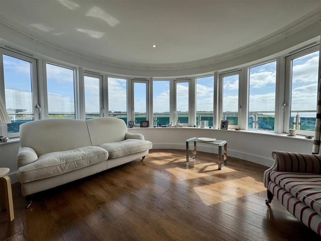 LOUNGE DINING ROOM