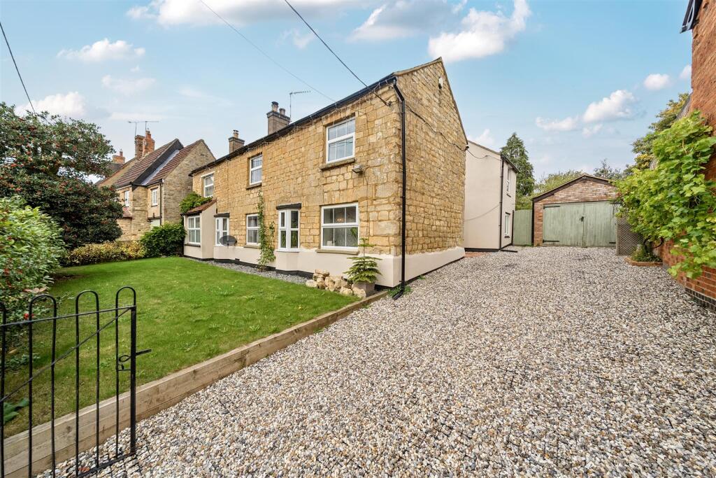 The Robin Hood House, Greens Norton (3).JPG