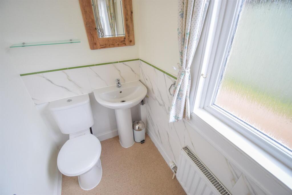 EN-SUITE SHOWER ROOM