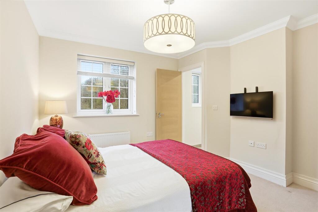 1590753081 - 2 Stanton Grove, KT20 - 13.jpg