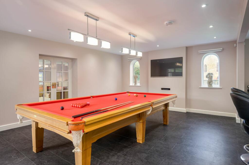 Dining room/snooker table 