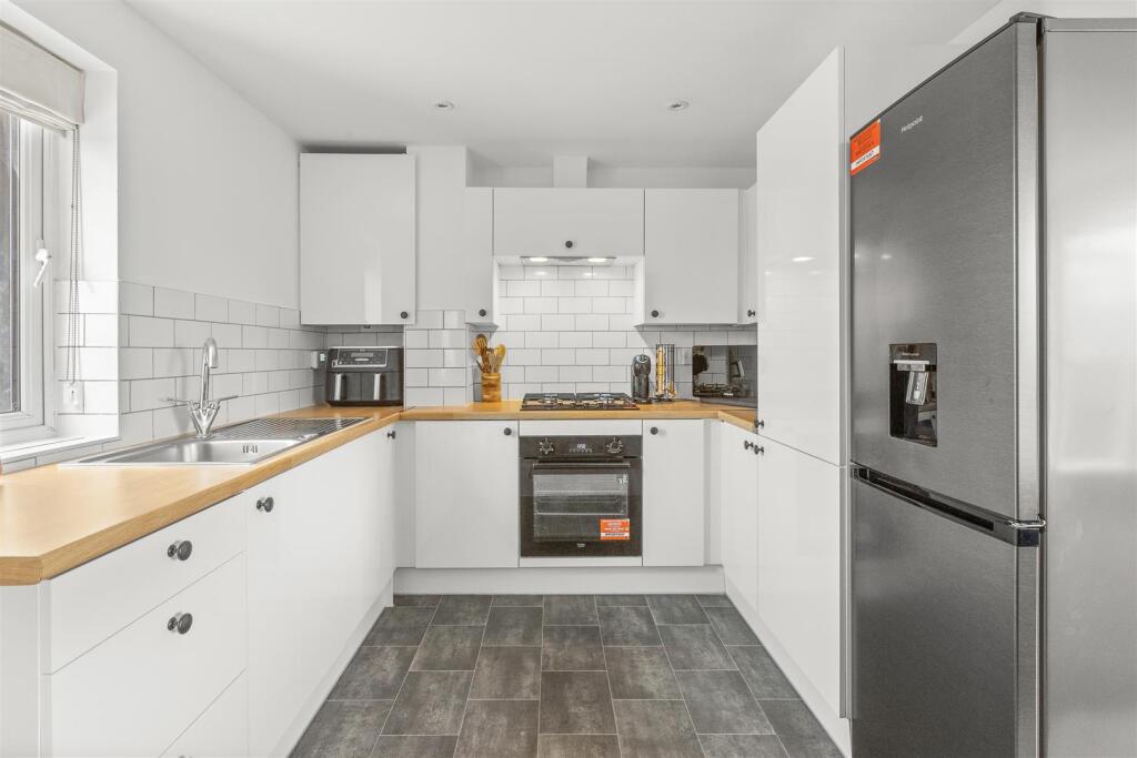 NEWLY FITTED WREN KITCHEN