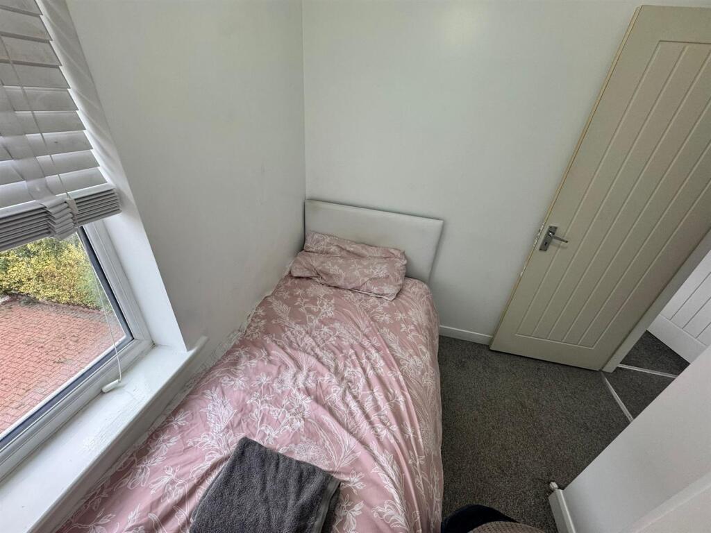 SMALL BEDROOM (FRONT &amp; FIRST FLOOR)