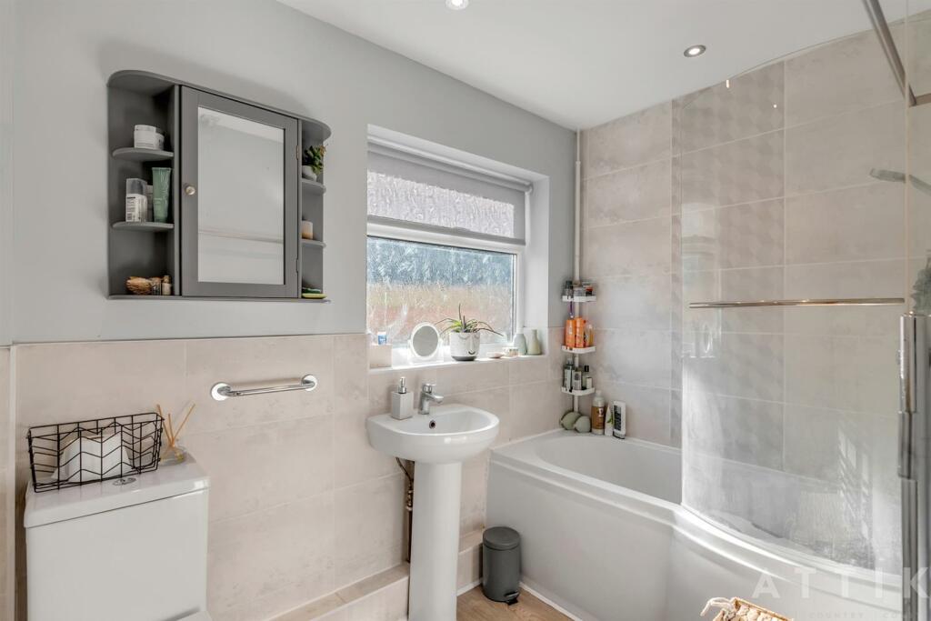 36 Lansbury Rd, Halesworth IP19 8SA (10).jpg