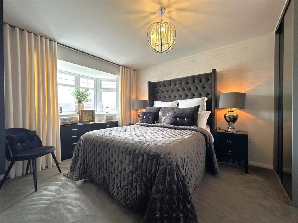 Bay-Fronted Master Bedroom 537
