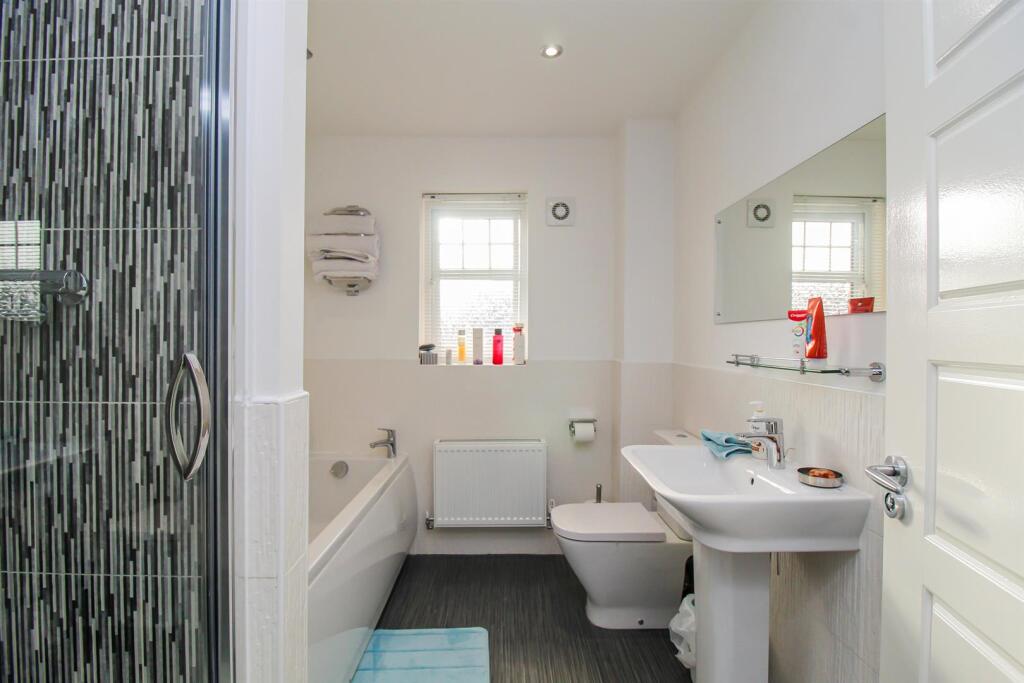 FAMILY BATHROOM/W.C.