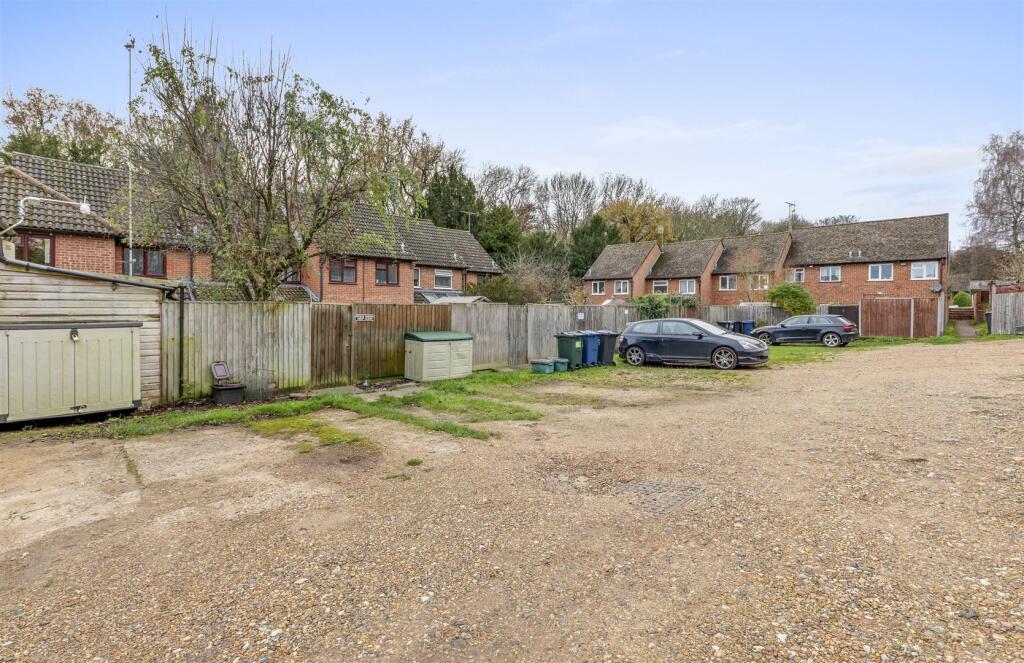 17 Portway Drive, HP12 4AU-14.jpg