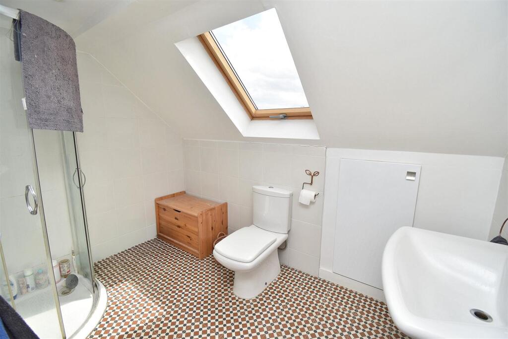 Ensuite2ndFloorE.JPG