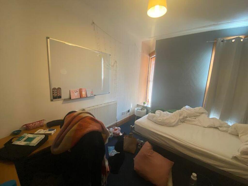 A cozy double bedroom with good natural light, ...