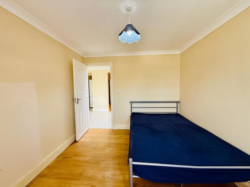 Crest Road, Londo...