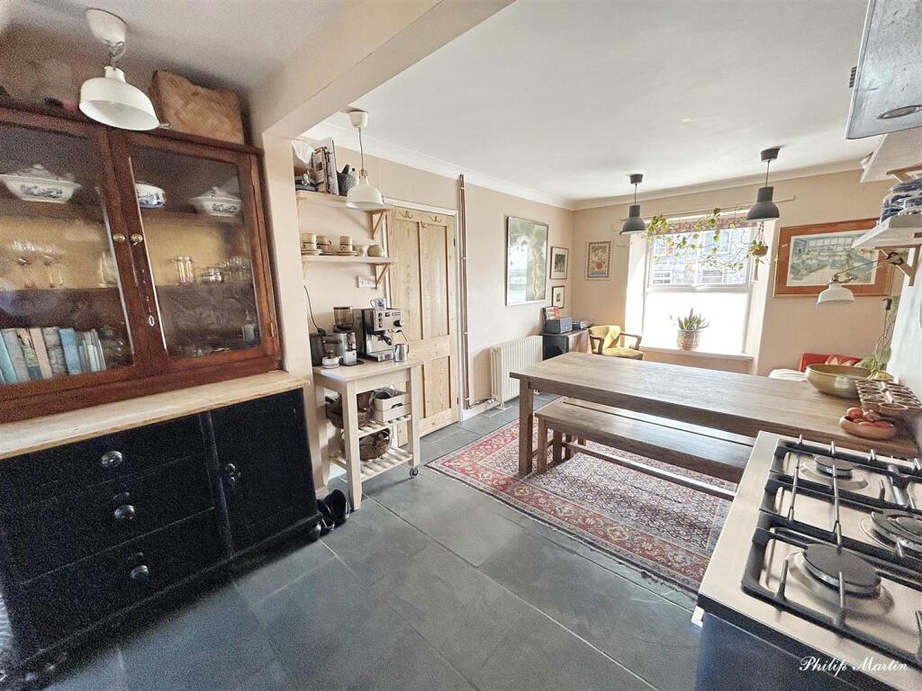 Kitchen 2.jpg